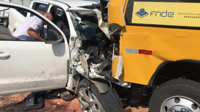 Acidente entre ônibus escolar e caminhonete deixa motorista morto e estudantes feridos no Sertão
