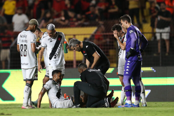 Aderlan, do Sport, pede desculpas a Jair, do Vasco, após lance que causou grave lesão