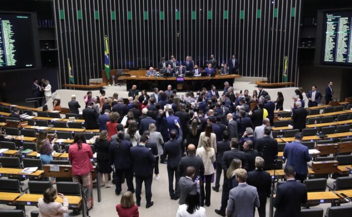 Câmara aprova urgência para votação da anistia; veja votos da bancada paraibana
