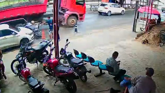 Câmeras registram momento que jovem é atropelado por caminhão em João Pessoa