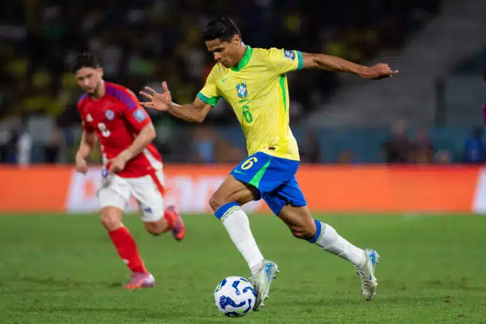 Douglas Santos se firma na lateral e participa de gol na vitória do Brasil sobre o Chile