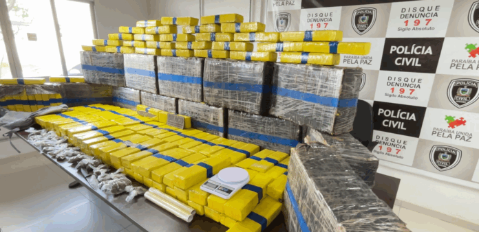 Duas pessoas são presas e meia tonelada de droga é apreendida em uma casa, em João Pessoa
