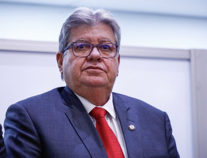 João Azevêdo manda recado a Léo Bezerra e cobra fidelidade após saída de Cícero da base