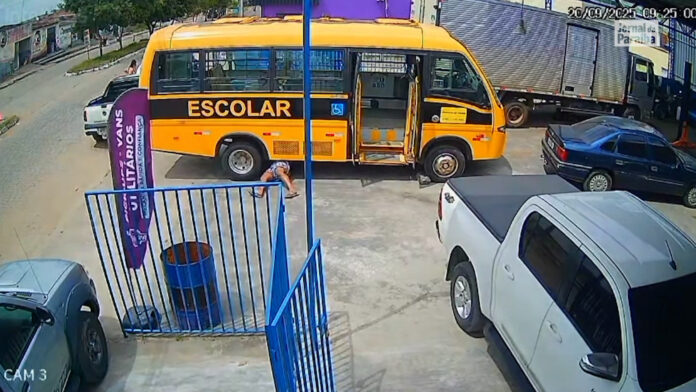 Ônibus se move sozinho e quase atropela homem que consertava veículo em Mamanguape