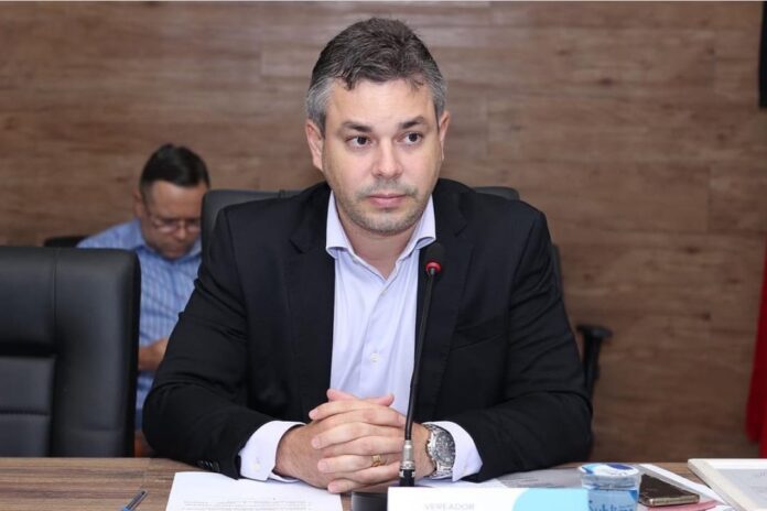 Prefeito 'solta a mão' de antecessor e diz que não nomeou indicados por facção em Cabedelo