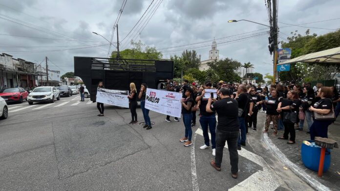 Protesto dos servidores da Fundac por reajuste salarial interdita avenida, em João Pessoa