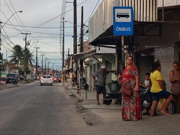 Quase 60% das paradas de ônibus de João Pessoa não têm abrigo para passageiros