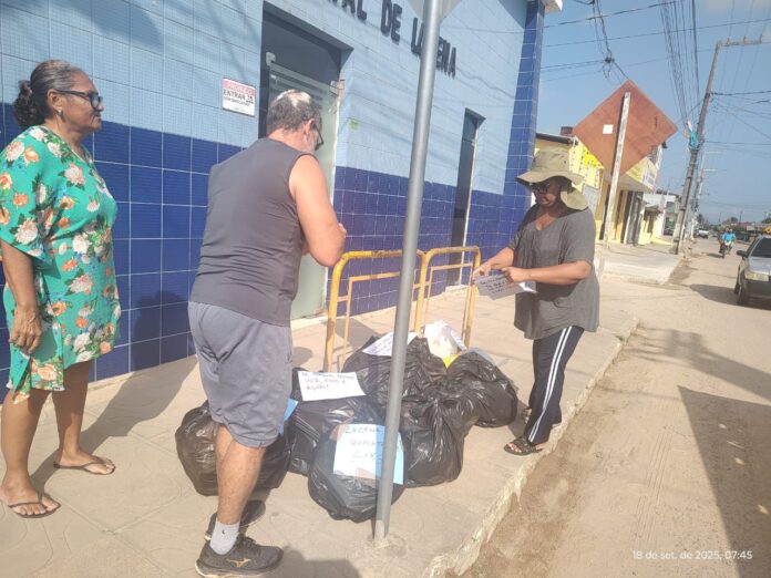 Sem coleta regular, moradores levam lixo para porta de prefeitura da Paraíba em protesto