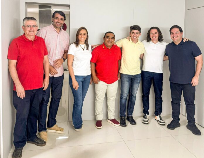 Tovar participa de reunião com pré-candidatos do MDB, e Veneziano abre portas para filiação