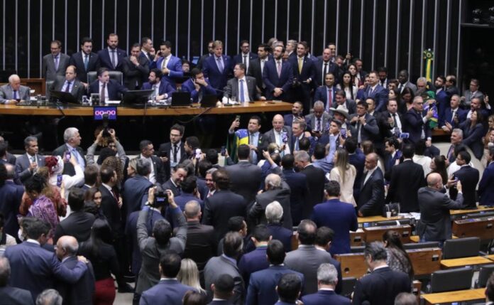 população precisa se mobilizar contra PEC que protege parlamentares criminosos