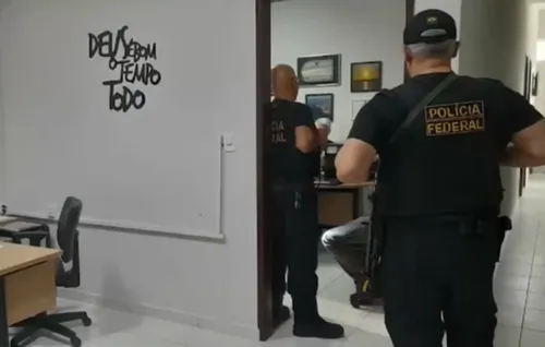 
				
					Chefe do Comando Vermelho na PB, foragido no Rio de Janeiro, monitorava policias por câmeras
				
				