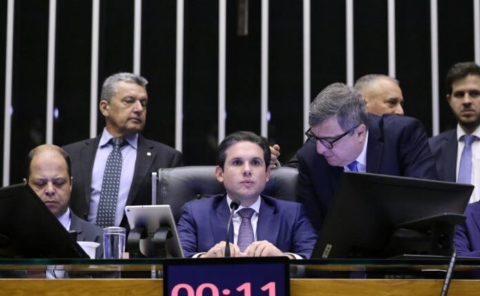 Câmara aprova isenção do IR para quem recebe até R$ 5 mil; Confira votos da Paraíba
