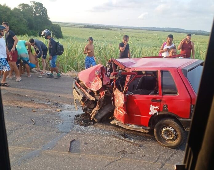 Dez pessoas ficam feridas em acidente entre dois carros em Caaporã