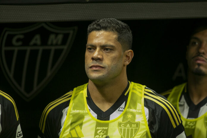 Em má fase no Atlético-MG, Hulk critica arbitragem após cartão e fala em 