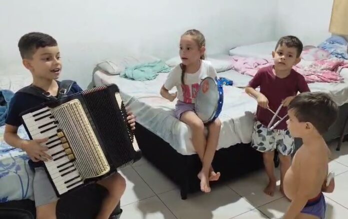 sanfoneiro mirim brinca de banda com os irmãos e se inspira no pai músico