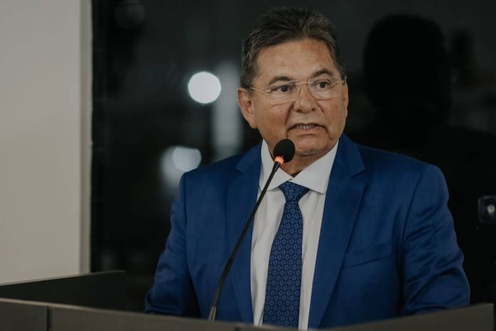 Adriano Galdino desiste de pré-candidatura em 2026 e apoiará Lucas Ribeiro
