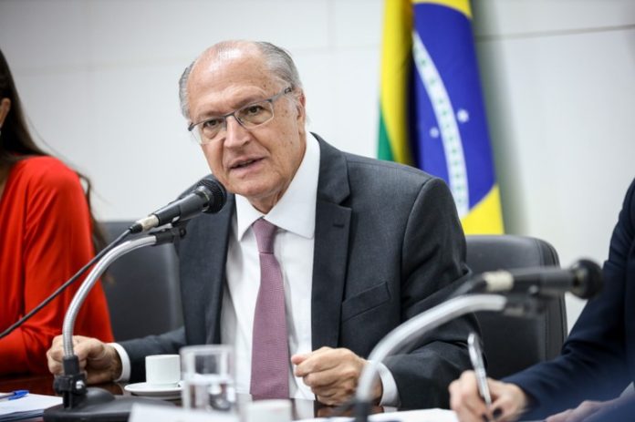 Alckmin diz que corte tarifário dos EUA é positivo, mas distorções persistem