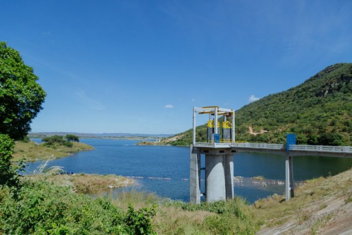 O clima seco representa riscos à saúde principalmente por agravar problemas respiratórios como rinite e asma, causar ressecamento e irritação nas mucosas do nariz e garganta, além de aumentar a suscetibilidade a infecções, como sinusite, gripe e resfriado. Outros impactos incluem ressecamento da pele, irritação e ressecamento nos olhos e o aumento do risco cardíaco devido à maior concentração de poluentes no ar