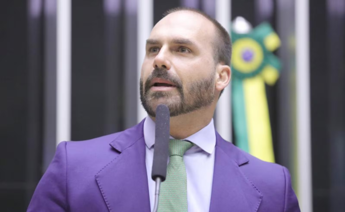 STF tem maioria para tornar Eduardo Bolsonaro réu por coação na trama golpista