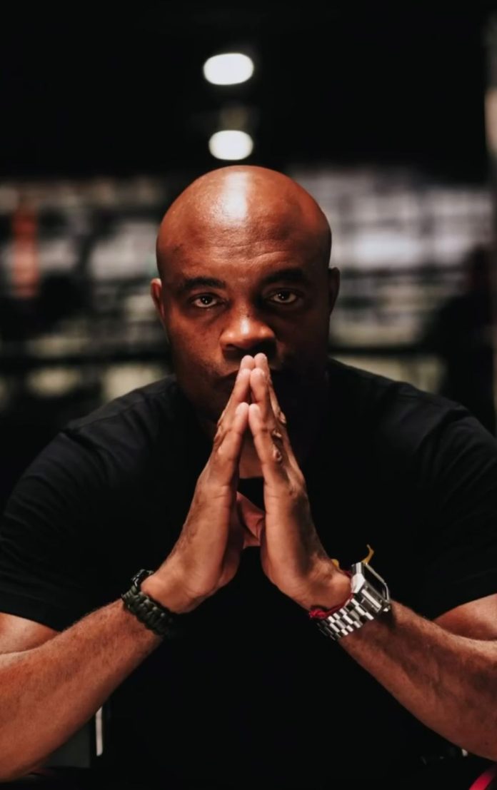 Anderson Silva derrota Tyron Woodley por nocaute e manda recado a algoz