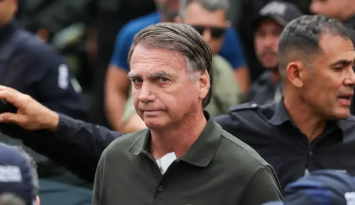 Bolsonaro é submetido a novo procedimento para conter soluços
