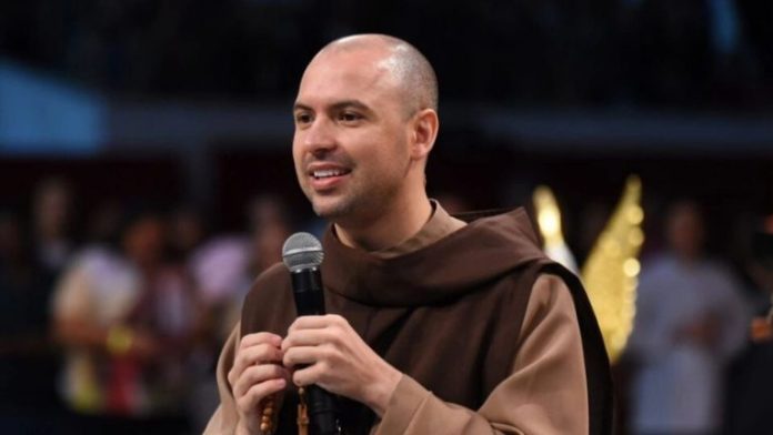 Frei Gilson se apresenta neste sábado no Celebra João Pessoa