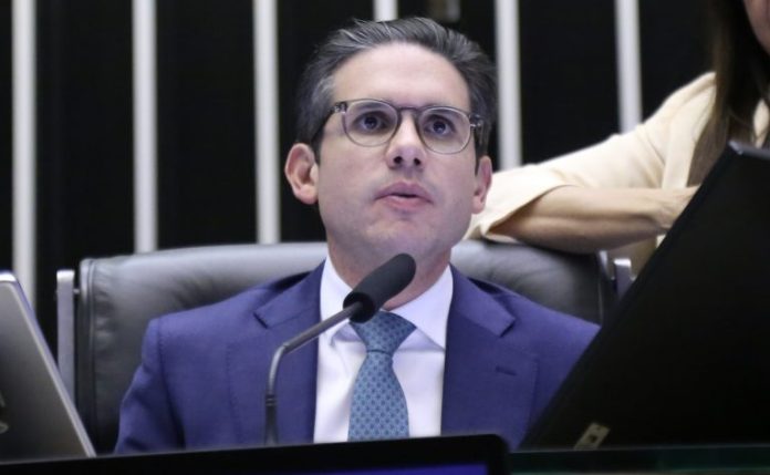 Hugo Motta aposta em diálogo para solução de crises entre os Poderes