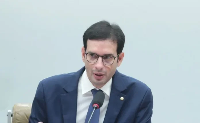 Relator apresenta proposta alternativa ao fim da escala 6×1 e sugere nova jornada de 40 horas semanais