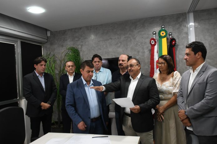 Zezinho Botafogo toma posse como vereador em vaga deixada por Edmilson Soares na CMJP