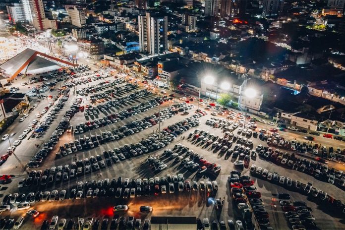 natal iluminado estacionamento no parque do povo