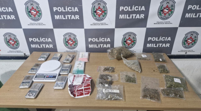 Polícia apreende drogas após dono sentir odor de maconha dentro de apartamento alugado