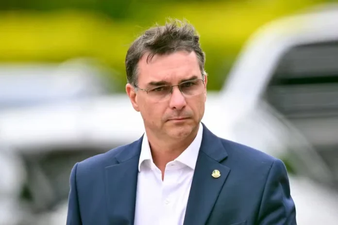 ‘Tem que virar a página da desconfiança com Michelle e Tarcísio’, diz Flávio Bolsonaro nos EUA