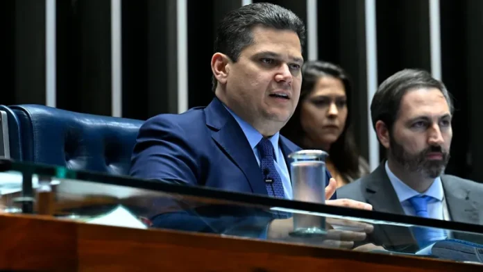 Alcolumbre manda para CCJ indicação de Jorge Messias ao STF