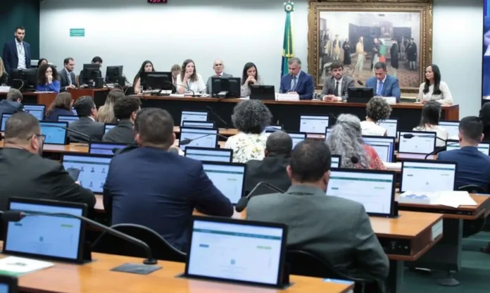 Redução da maioridade penal: CCJ da Câmara adia análise de PEC sobre o tema; saiba motivo