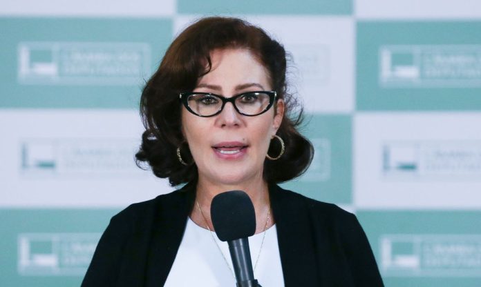 Justiça manda prender jornalista perseguido por Carla Zambelli
