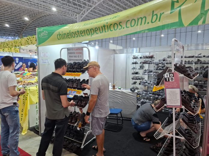 Após 15 anos, Chinelo Yoto retorna à BMB e presenteia clientes antigos com troca gratuita de calçados