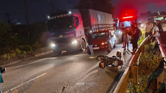 Mulher morre em acidente com carreta na BR-101, em JP